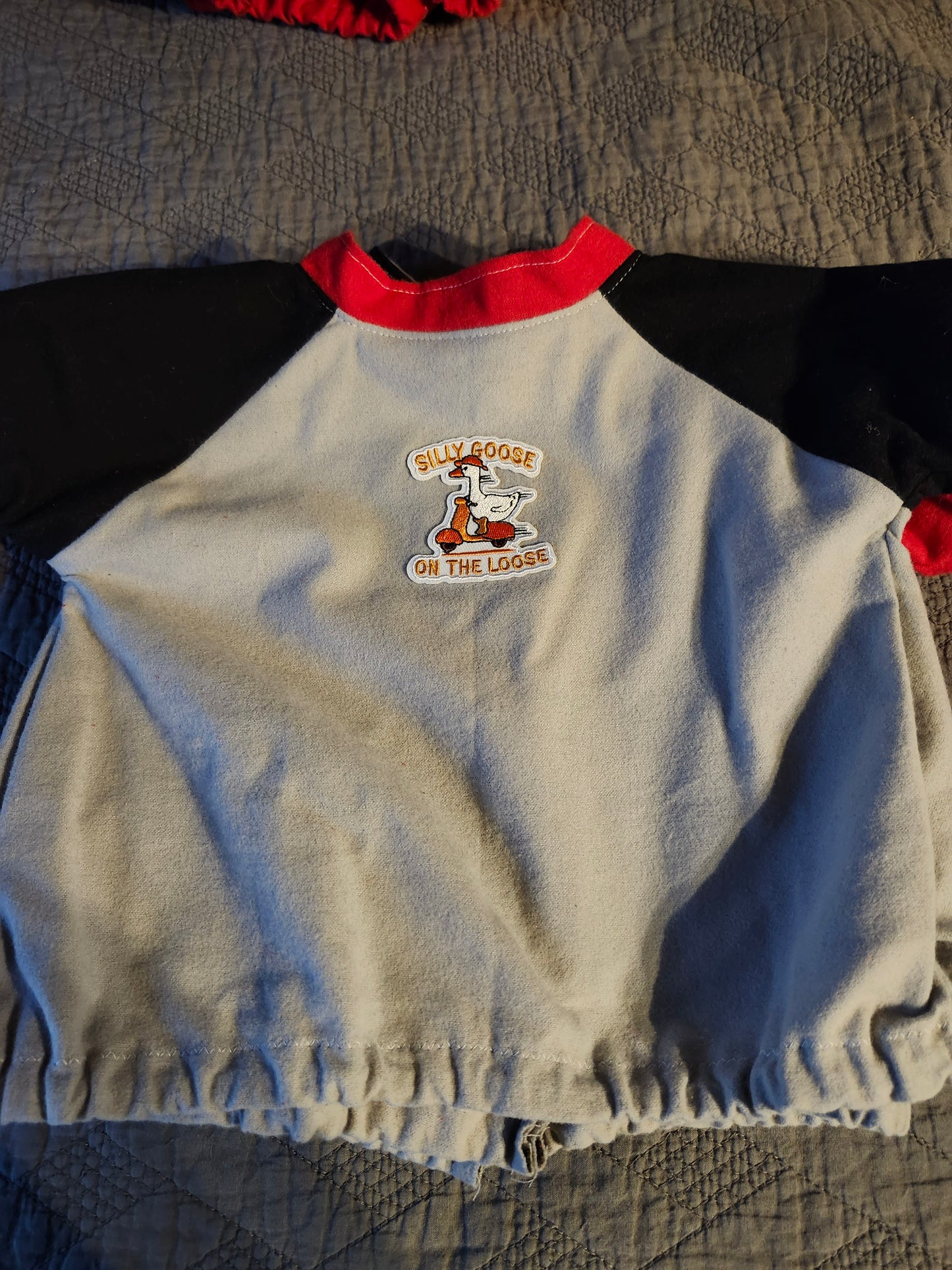Sweatshirt Silly goose on the loose patch with bow